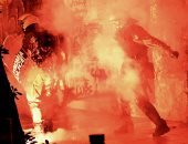 صور.. اشتباكات عنيفة بين شرطة اليونان ومحتجين وسط أثينا