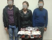 سقوط عاطل وموظف وربة منزل يدخنون الحشيش قبل ترويجهم الهيروين بالدرب الأحمر