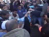 فيديو.. متظاهرون يحرقون علم إسرائيل عقب صلاة الجمعة بالأزهر