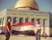قارئ يشارك بصورة علم مصر مرفوع فى القدس..ويعلق: أخبروا مصر أن فلسطين تعشقها