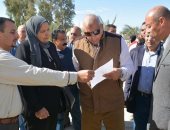 محافظ الوادى الجديد يجرى جولة تفقدية لقطاعات الفرافرة الخدمية 