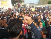 صور.. العشرات من طلاب جامعة المنصورة يتظاهرون ضد قرار ترامب