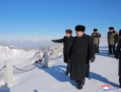 صور.. زعيم كوريا الشمالية يقف وسط الثلوج على أعلى قمة جبلية فى بلاده