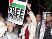 س و ج .. بيلا حديد تظهر وطنيتها وتشارك فى وقفة احتجاجية بلندن ضد قرار ترامب.. ماذا فعلت بيلا حديد خلال تواجدها.. ماسبب هذه الاحتجاجات الموجودة بلندن..ولماذا حرصت على التواجد هناك