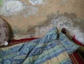 صور.. معاناة أسرة فقيرة تحتاج إلى سكن بعد تساقط جدران منزلها