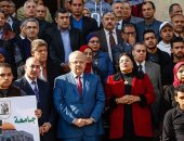 رئيس جامعة القاهرة يقود وقفة احتجاجية ضد قرار ترامب.. والطلاب: القدس عربية (صور وفيديو)