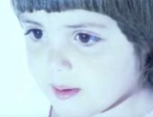 فيديو.. كيف أصبح شكل الطفلة "بطلة كليب عمرو دياب" بعد 25 سنة