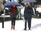 صور.. رئيسة وزراء بريطانيا وزوجها يتعرضان لعاصفة ثلجية بإحدى قرى المملكة