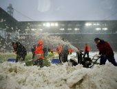 صور.. مباراة كولن وفرايبورج تتحول لساحة تزحلق على الجليد