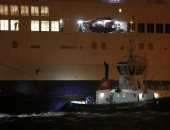 صور.. توقف حركة السفن فى المانش عقب جنوح عبارة فى ميناء كاليه الفرنسى