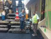 ماذا يفعل سيادة النائب.. جمال كوش يشارك فى أعمال رصف قرية بالقليوبية..صور 