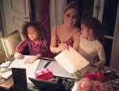 شاهد.. ماريا كارى تكتب خطابا لـ"بابا نويل" مع طفليها  