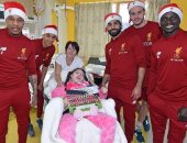 صور.. محمد صلاح يشارك نجوم ليفربول توزيع هدايا الكريسماس على الأطفال