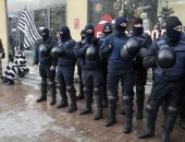 إصابة 70 شخصا فى اشتباكات بين الشرطة ومحتجين على العزل العام فى أوكرانيا