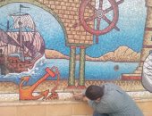 صور .. رسم جداريات من الفسيفساء على جدران كورنيش الإسكندرية