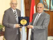 رئيس جامعة طنطا يكرم الدكتور محمود فهمى حجازى فى اليوم العالمى للغة العربية