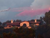 صور.. السلطات الأمريكية تدفع بالقوات الجوية لإطفاء حرائق كاليفورنيا 