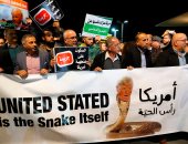 صور.. مظاهرات لعرب إسرائيل بتل أبيب تحت شعار "أمريكا رأس الحية"