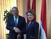 السفارة السويسرية بالقاهرة تنشر صورة لعمرو الجارحى مع وزيرة الشئون الاقتصادية