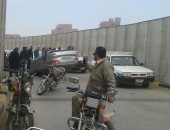 قارئ يشارك بصور لانقلاب سيارة فوق كوبرى ميدان حارث فى بنى سويف