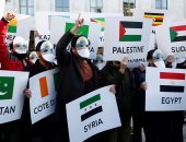 صور.. متظاهرون يتحدون قرار ترامب بشأن القدس بقناع يحمل صورة الأقصى