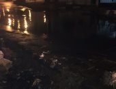 صور.. انكسار ماسورة مياه فى إمبابة وغرق الشوارع والأهالى يستغيثون