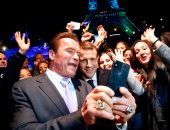 صور.. ماكرون فى جولة سياحية مع أرنولد شوارزنجر بنهر السين بعد قمة المناخ