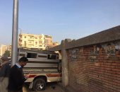 إصابة سائق وأمين شرطة فى اصطدام سيارة بسور مدرسة إعدادى بقنا