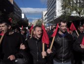 صور.. متظاهرون يونانيون يقتحمون وزارة العمل احتجاجا على إصلاحات عمالية