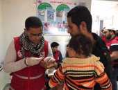 صور.. الهلال الأحمر المصرى يطلق قافلة مساعدات طبية لأهالى قرية الروضة