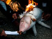 صور.. فلسطينيون يشعلون النار فى دمية لـ"ترامب" على هيئة خنزير