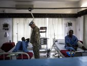 صور.. مسئول بالأمم المتحدة يزور جنود تنزانيين أصيبوا فى هجوم بالكونغو
