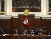 برلمان بيرو يصوت بالأغلبية على عزل رئيس البلاد من منصبه 