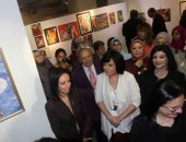 رئيسة "القومى للمرأة" والفنانة إسعاد يونس يتفقدان معرض للفنون التشكيلية