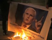 صور.. محتجون فلسطينيون يحرقون صور نائب الرئيس الأمريكى فى بيت لحم