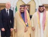 الملك سلمان يستقبل رئيس الفيفا.. صور