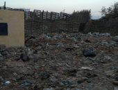 صور.. شكوى من تراكم القمامة والصرف الصحى على مقابر كفر الجزار ببنها