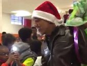 فيديو.. أوباما يتقمص شخصية سانتا كلوز ويهادى الأطفال بمناسبة الكريسماس