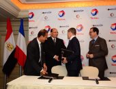 مطار مرسي علم يوقع عقد شراكة استراتيجية مع شركة "توتال مصر" الفرنسية 