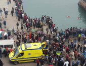 صور.. سقوط سيارة فى المجرى الملاحى لقناة السويس ببورسعيد