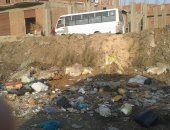 اضبط مخالفة.. طريق عزبة النجدى بالقليوبية تحول لمقلب قمامة.. صور