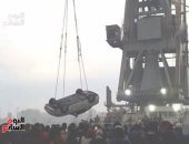 صور.. انتشال سيارة سقطت فى المجرى الملاحى ببورسعيد بإحدى رافعات هيئة القناة