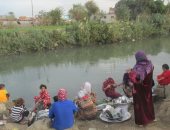 صور.. سكان عزبة "هاجوج" ببورسعيد : بنشرب مياه ملوثة من الترع