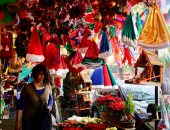 صور.. أزياء "سانتا كلوز" تزين أسواق المكسيك احتفالا بالكريسماس