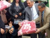 نائب محافظ القاهرة يوزع 500 بطانية على المحتاجين بالأزبكية.. صور
