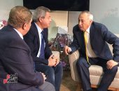 صور.. وزير الشباب يداعب مجلس الإسماعيلى: "جيت لكم وأنتم أول الدورى"