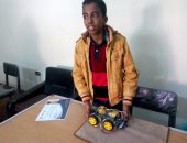 صور وفيديو.. عبدالرحمن أصغر مخترع بالإسماعيلية يبتكر روبوت يتحكم بالقطارات