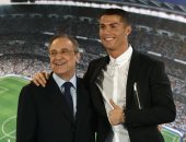 رئيس ريال مدريد يحفز رونالدو قبل الكلاسيكو بتجديد عقده