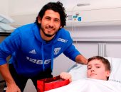 صور.. أحمد حجازى يقدم هدايا الكريسماس للأطفال المرضى