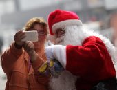 شرطة المكسيك تحتفل بالعام الجديد بارتداء ملابس بابا نويل وتوزيع الحلوى